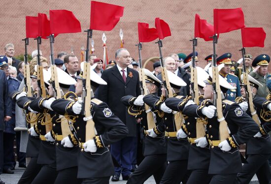 President Vladimir Putin, Prime Minister Medvedev lay flowers at the Tomb of the Unknown Soldier