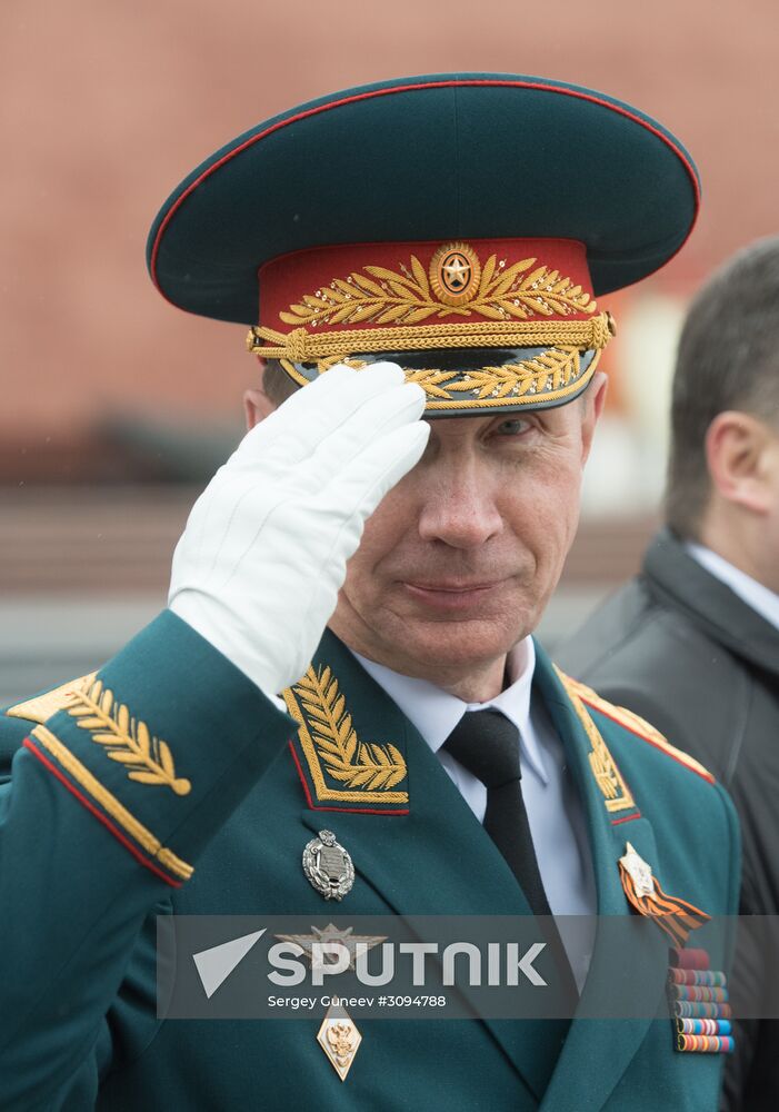 President Vladimir Putin, Prime Minister Medvedev lay wreath at the Tomb of the Unknown Soldier