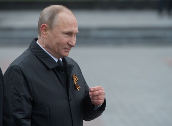 President Vladimir Putin, Prime Minister Medvedev lay wreath at the Tomb of the Unknown Soldier