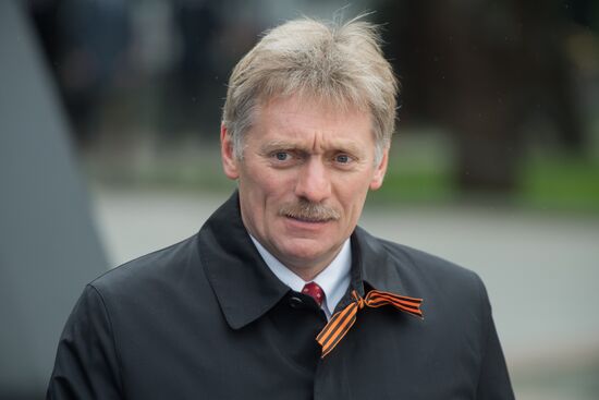 President Vladimir Putin, Prime Minister Medvedev lay wreath at the Tomb of the Unknown Soldier