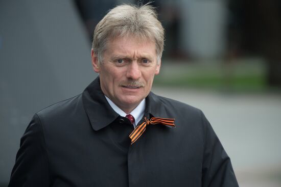 President Vladimir Putin, Prime Minister Medvedev lay wreath at the Tomb of the Unknown Soldier