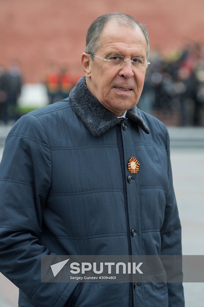 President Vladimir Putin, Prime Minister Medvedev lay wreath at the Tomb of the Unknown Soldier