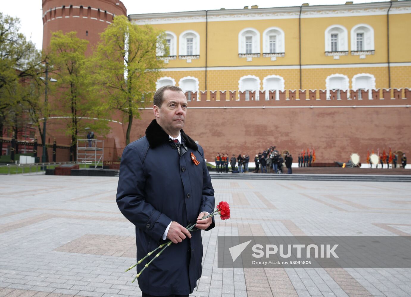 President Vladimir Putin, Prime Minister Medvedev lay flowers at the Tomb of the Unknown Soldier
