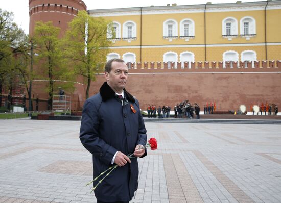 President Vladimir Putin, Prime Minister Medvedev lay flowers at the Tomb of the Unknown Soldier