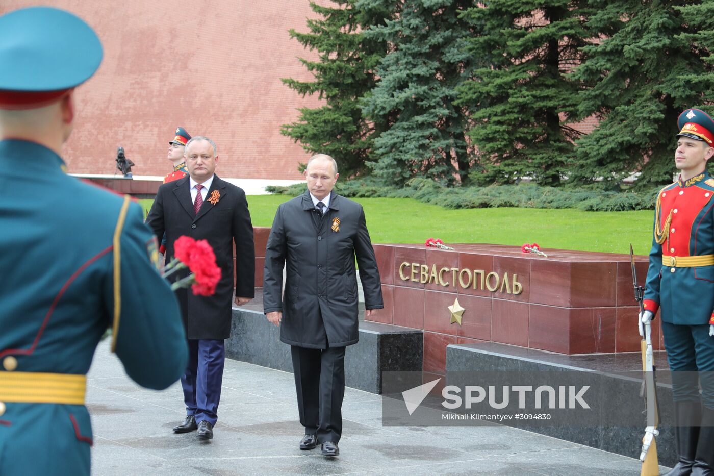 President Vladimir Putin, Prime Minister Medvedev lay flowers at the Tomb of the Unknown Soldier