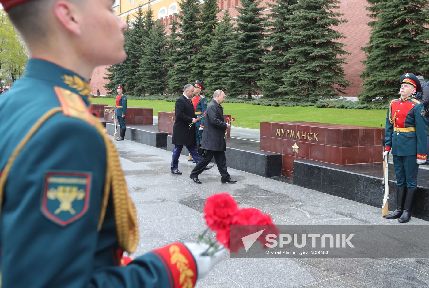 President Vladimir Putin, Prime Minister Medvedev lay flowers at the Tomb of the Unknown Soldier