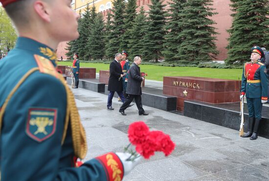 President Vladimir Putin, Prime Minister Medvedev lay flowers at the Tomb of the Unknown Soldier