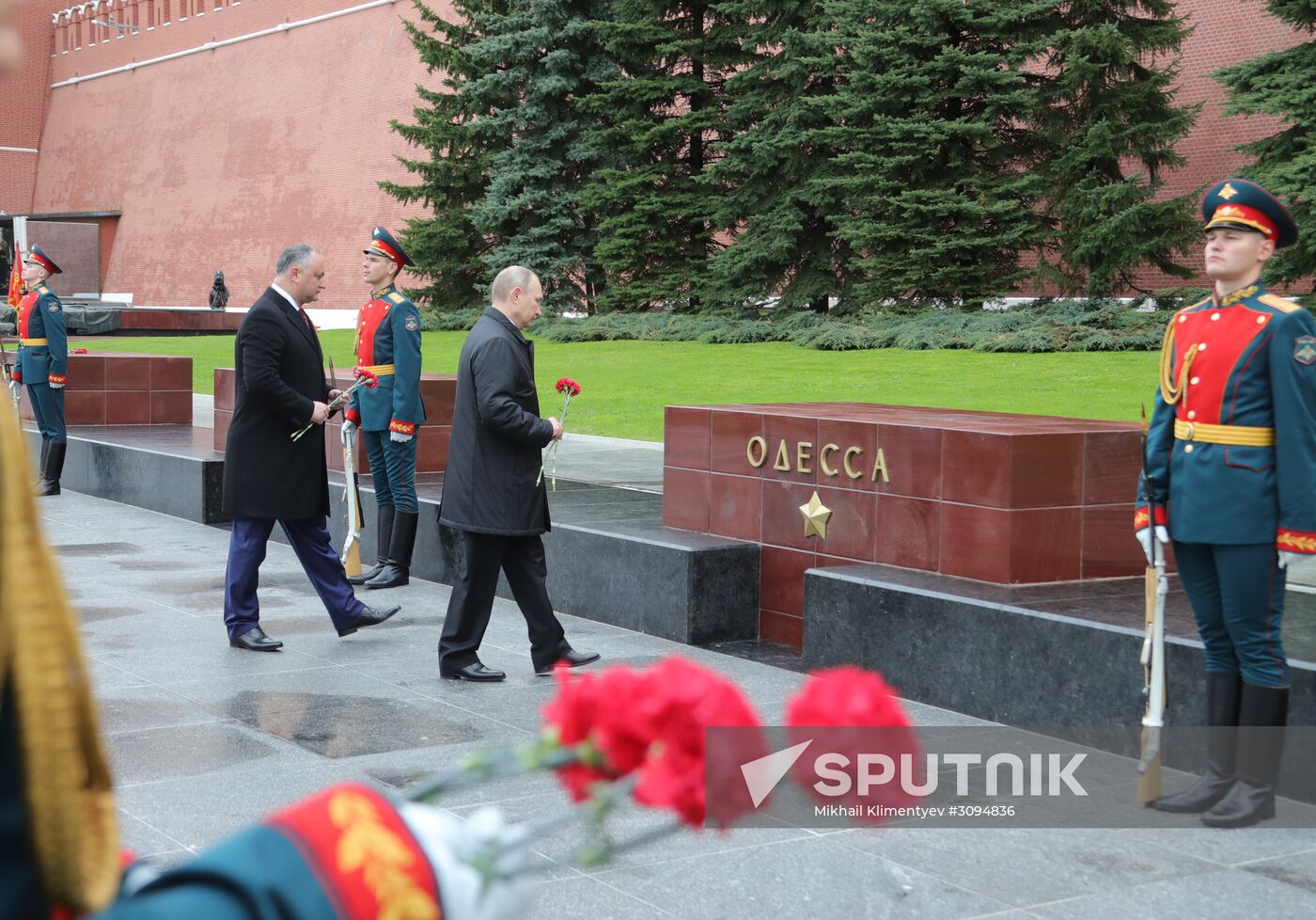 President Vladimir Putin, Prime Minister Medvedev lay flowers at the Tomb of the Unknown Soldier