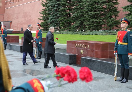 President Vladimir Putin, Prime Minister Medvedev lay flowers at the Tomb of the Unknown Soldier