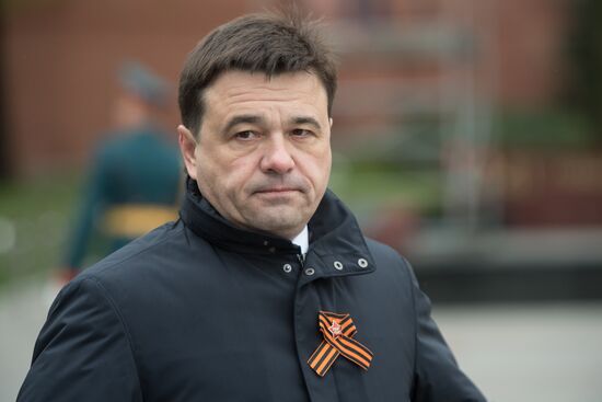 President Vladimir Putin, Prime Minister Medvedev lay wreath at the Tomb of the Unknown Soldier