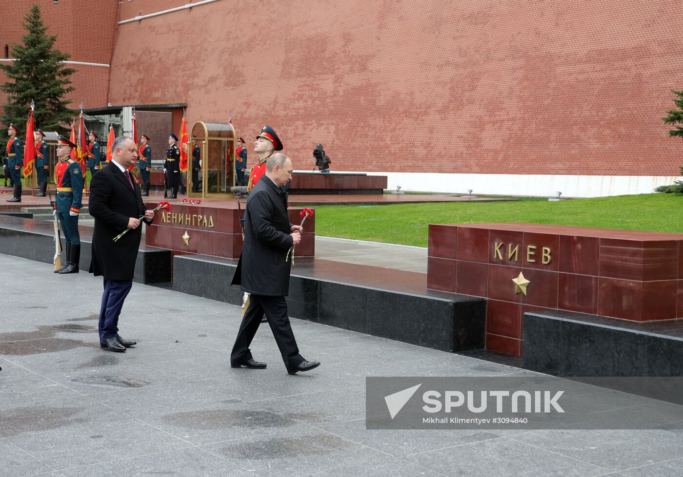 President Vladimir Putin, Prime Minister Medvedev lay flowers at the Tomb of the Unknown Soldier