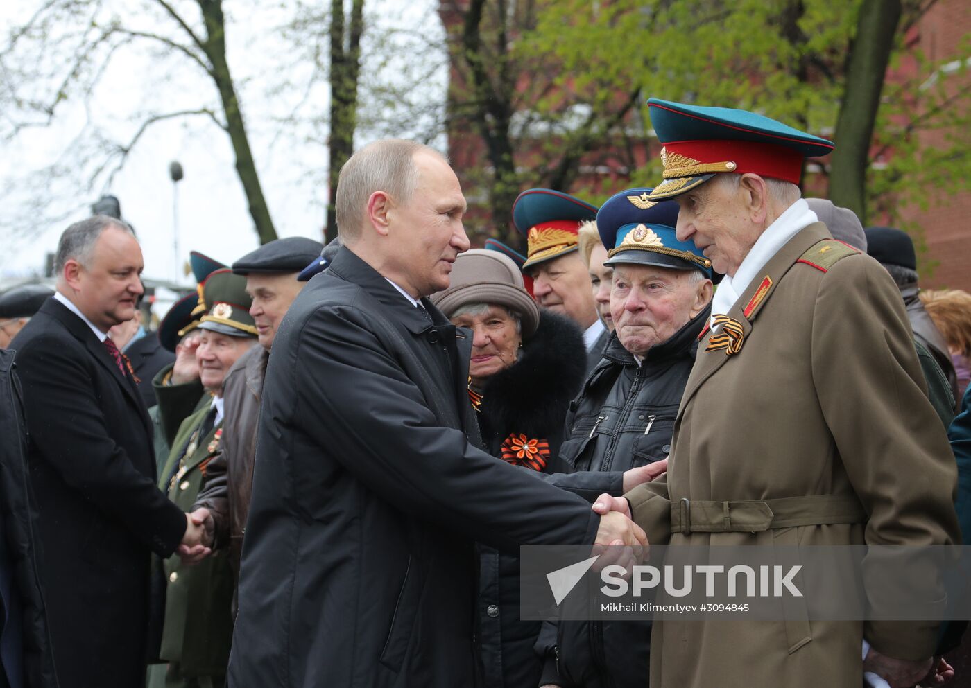 President Vladimir Putin, Prime Minister Medvedev lay flowers at the Tomb of the Unknown Soldier