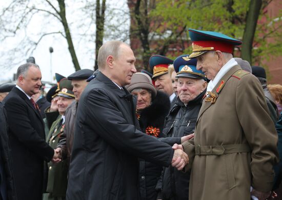 President Vladimir Putin, Prime Minister Medvedev lay flowers at the Tomb of the Unknown Soldier