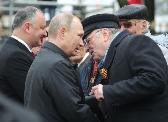 President Vladimir Putin, Prime Minister Medvedev lay flowers at the Tomb of the Unknown Soldier