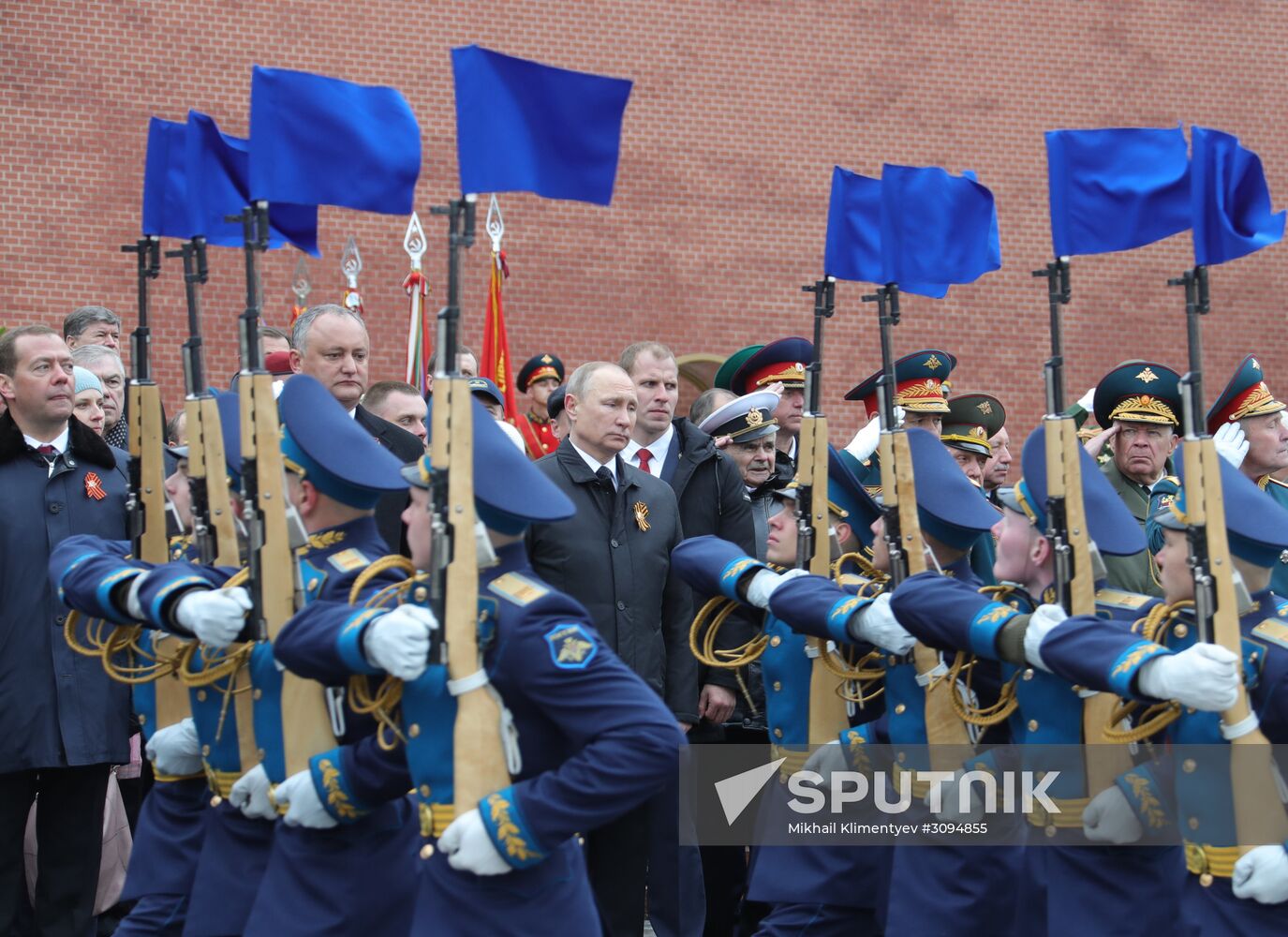 President Vladimir Putin, Prime Minister Medvedev lay flowers at the Tomb of the Unknown Soldier