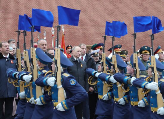 President Vladimir Putin, Prime Minister Medvedev lay flowers at the Tomb of the Unknown Soldier