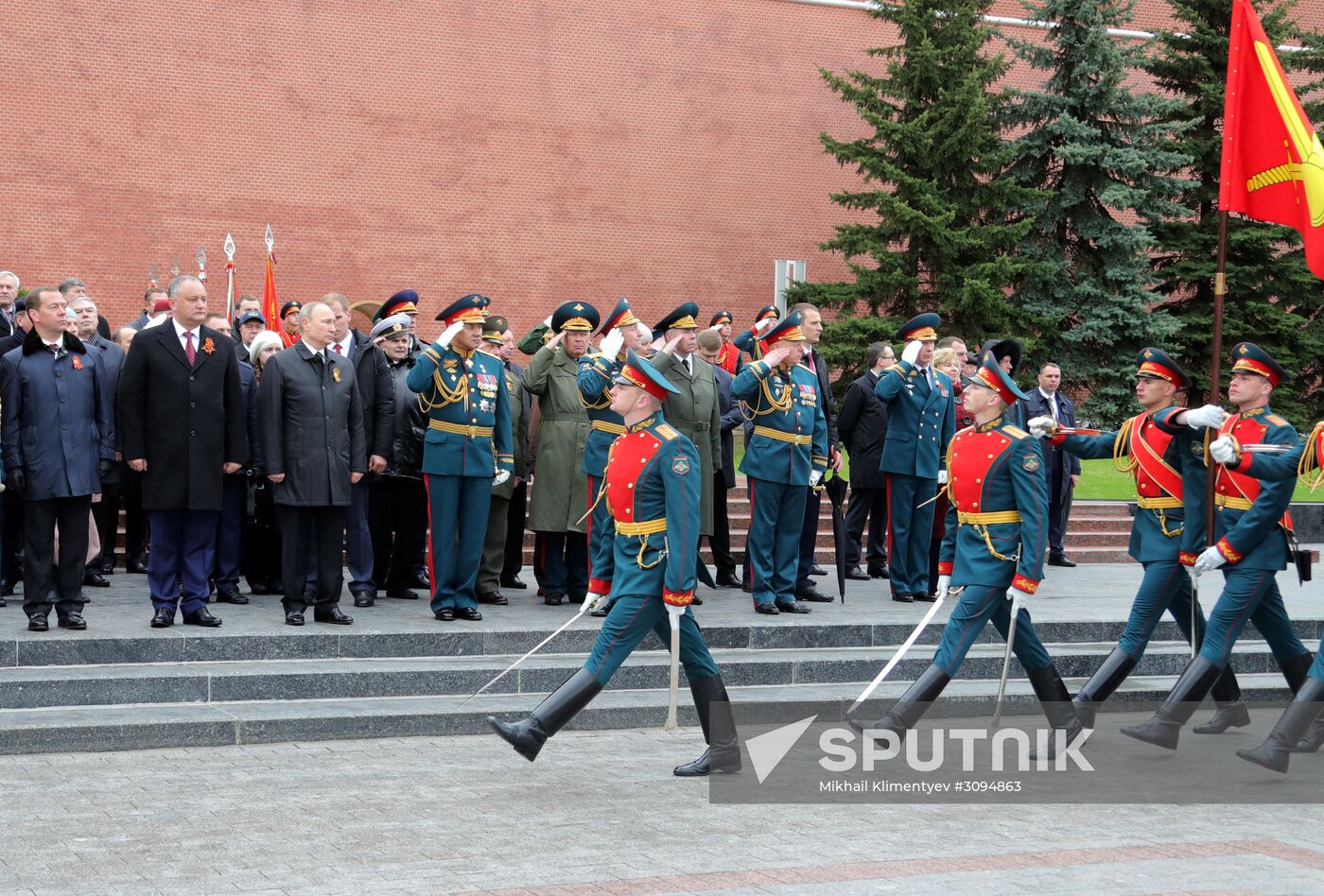 President Vladimir Putin, Prime Minister Medvedev lay flowers at the Tomb of the Unknown Soldier