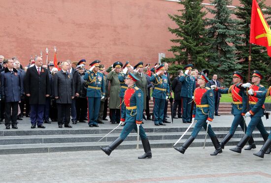 President Vladimir Putin, Prime Minister Medvedev lay flowers at the Tomb of the Unknown Soldier