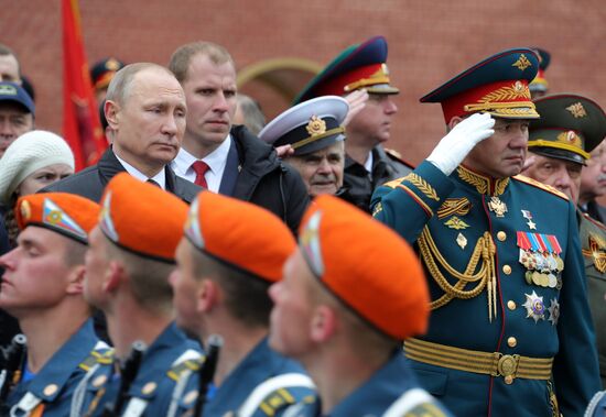 President Vladimir Putin, Prime Minister Medvedev lay flowers at the Tomb of the Unknown Soldier