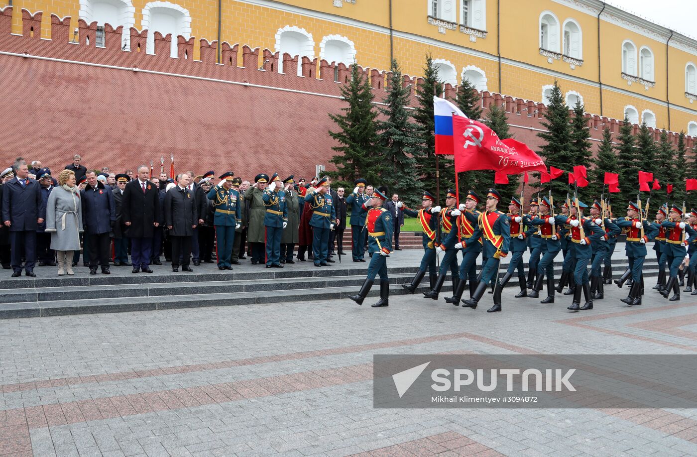 President Vladimir Putin, Prime Minister Medvedev lay flowers at the Tomb of the Unknown Soldier