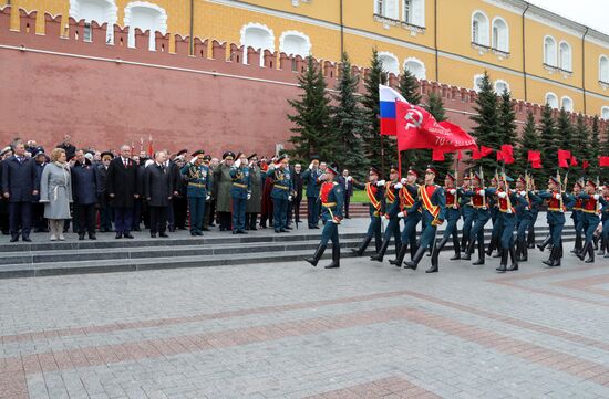 President Vladimir Putin, Prime Minister Medvedev lay flowers at the Tomb of the Unknown Soldier
