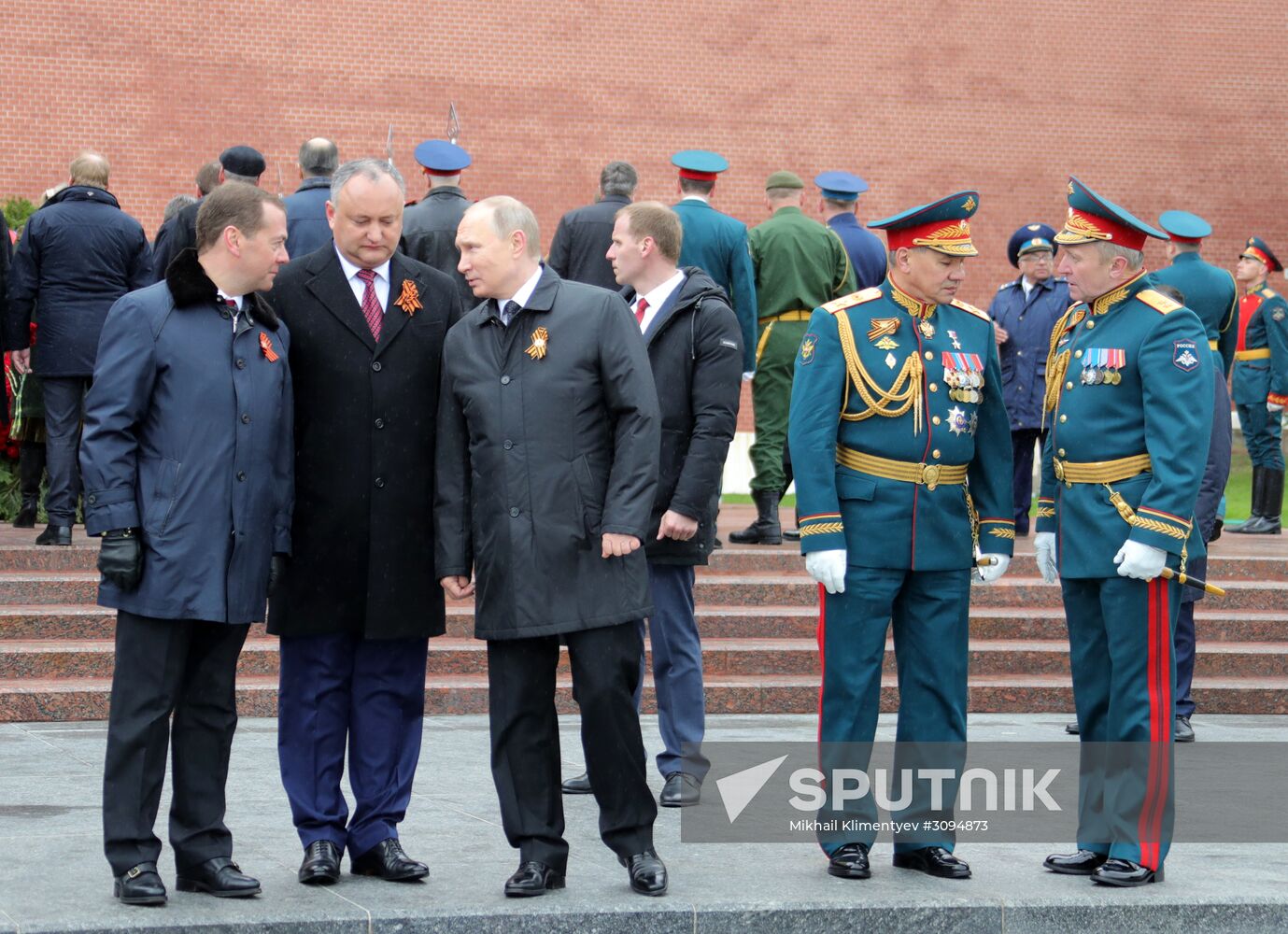 President Vladimir Putin, Prime Minister Medvedev lay flowers at the Tomb of the Unknown Soldier