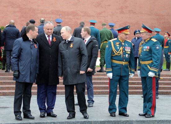 President Vladimir Putin, Prime Minister Medvedev lay flowers at the Tomb of the Unknown Soldier