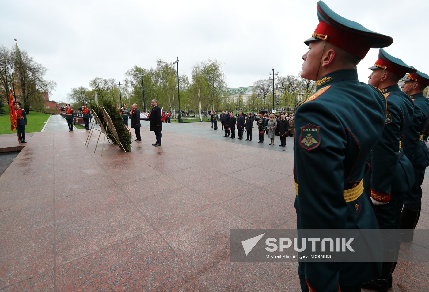President Vladimir Putin, Prime Minister Medvedev lay flowers at the Tomb of the Unknown Soldier