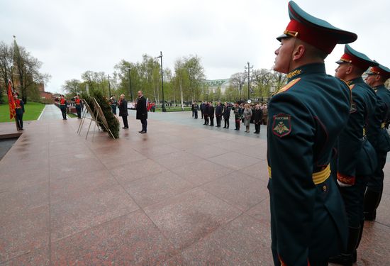 President Vladimir Putin, Prime Minister Medvedev lay flowers at the Tomb of the Unknown Soldier