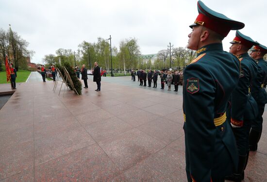 President Vladimir Putin, Prime Minister Medvedev lay flowers at the Tomb of the Unknown Soldier