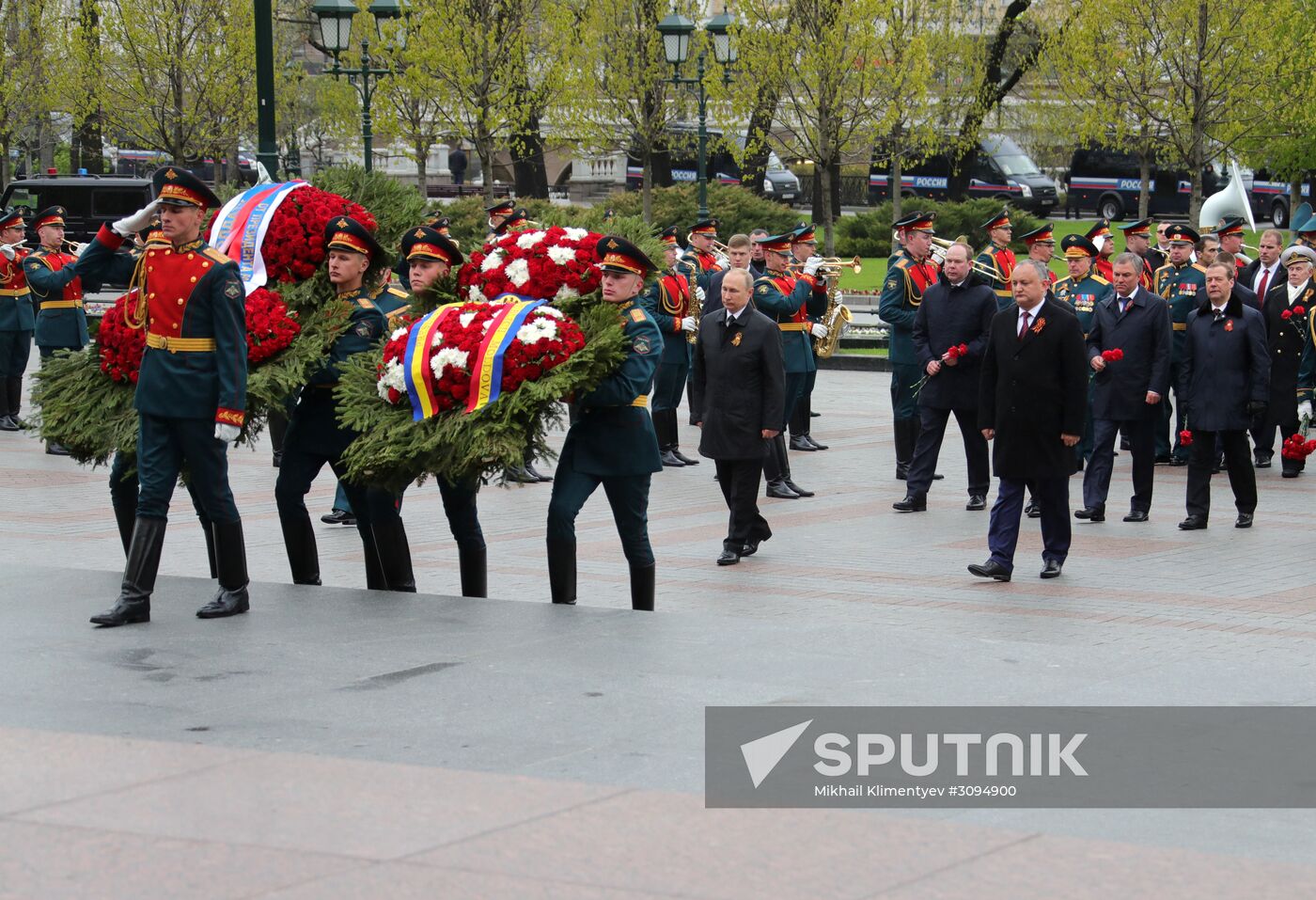 President Vladimir Putin, Prime Minister Medvedev lay wreath at the Tomb of the Unknown Soldier