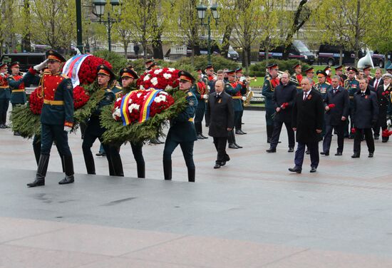 President Vladimir Putin, Prime Minister Medvedev lay wreath at the Tomb of the Unknown Soldier