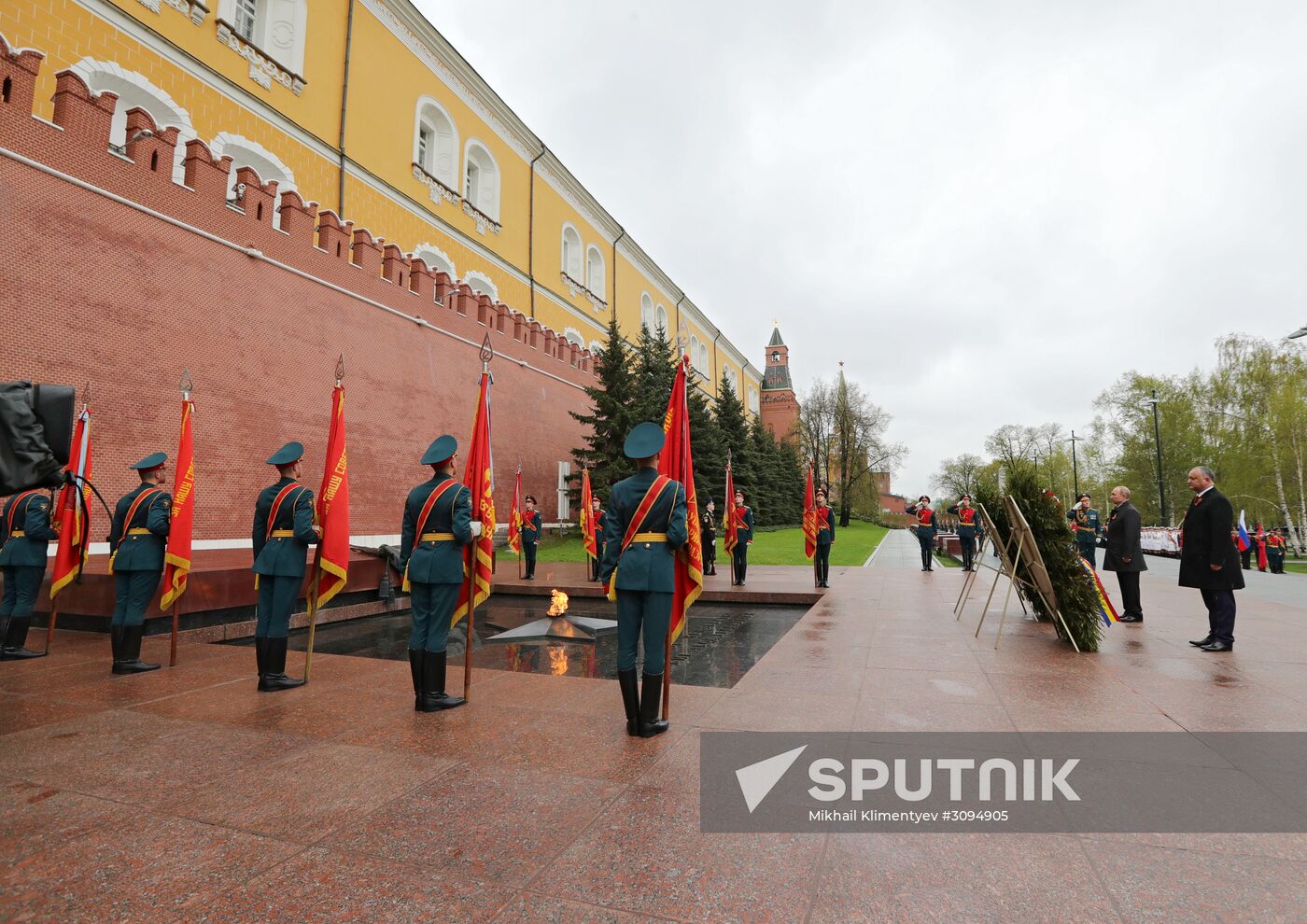 President Vladimir Putin, Prime Minister Medvedev lay wreath at the Tomb of the Unknown Soldier