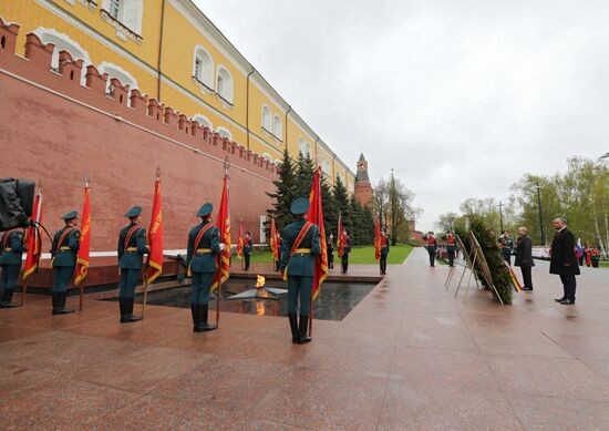 President Vladimir Putin, Prime Minister Medvedev lay wreath at the Tomb of the Unknown Soldier