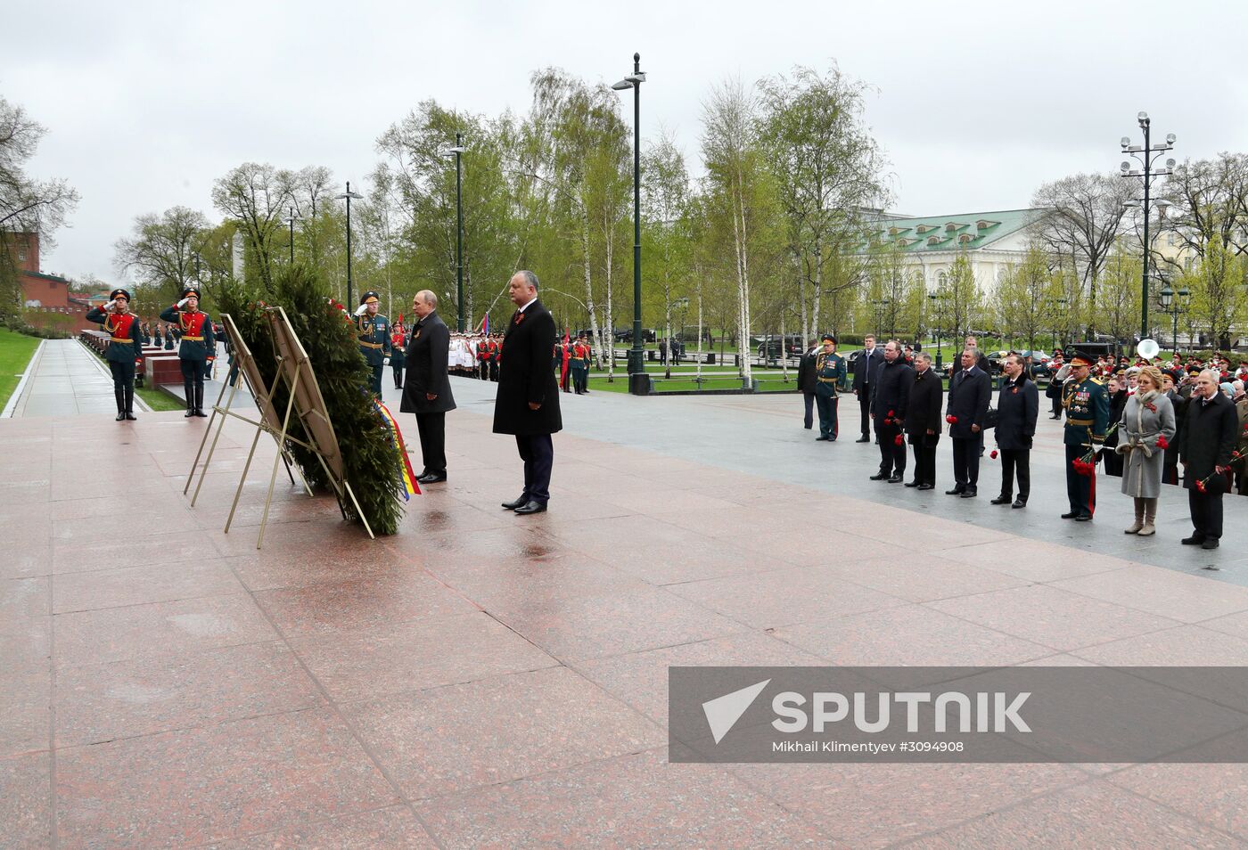 President Vladimir Putin, Prime Minister Medvedev lay wreath at the Tomb of the Unknown Soldier