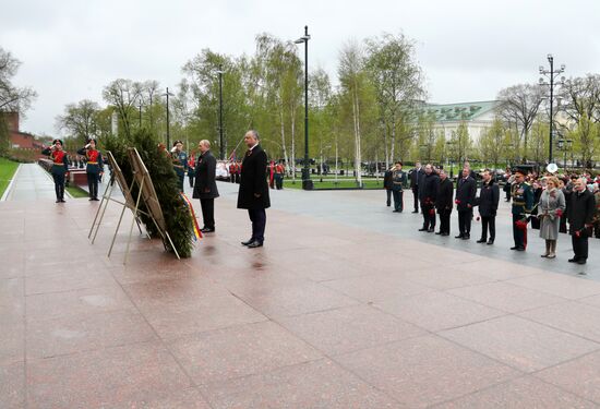 President Vladimir Putin, Prime Minister Medvedev lay wreath at the Tomb of the Unknown Soldier