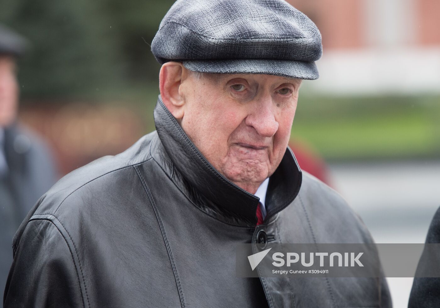 President Vladimir Putin, Prime Minister Medvedev lay wreath at the Tomb of the Unknown Soldier