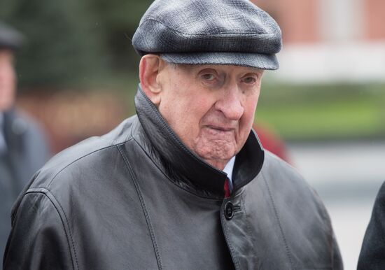 President Vladimir Putin, Prime Minister Medvedev lay wreath at the Tomb of the Unknown Soldier