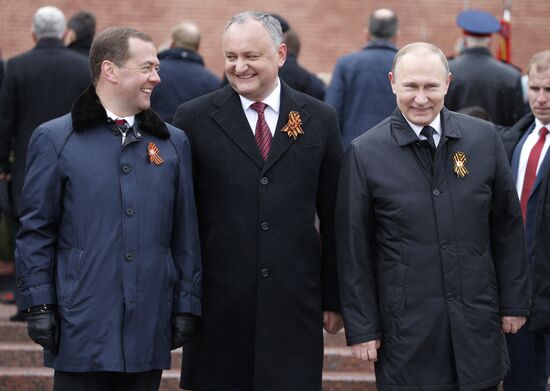 President Vladimir Putin, Prime Minister Medvedev lay flowers at the Tomb of the Unknown Soldier