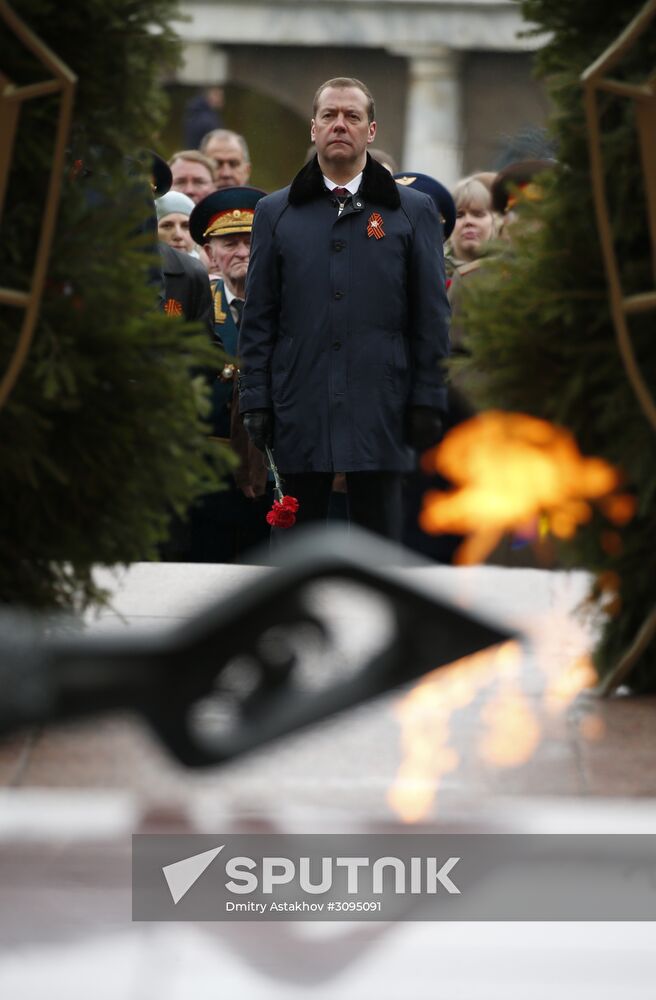 President Vladimir Putin, Prime Minister Medvedev lay wreath at the Tomb of the Unknown Soldier