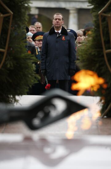 President Vladimir Putin, Prime Minister Medvedev lay wreath at the Tomb of the Unknown Soldier