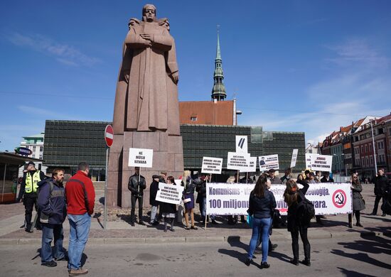 Radicals protest against Victory Day celebrations in Riga