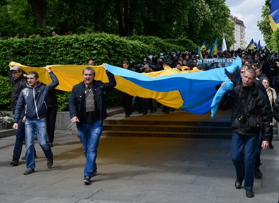 Ukrainian radicals protest against Victory Day celebrations