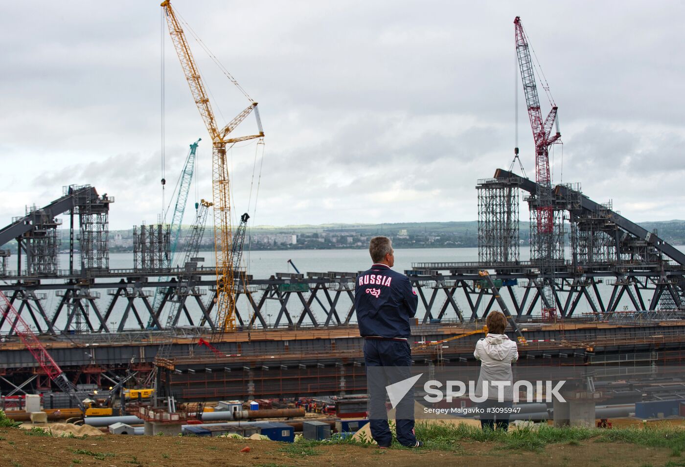 Bridge over Kerch Strait under construction in Crimea