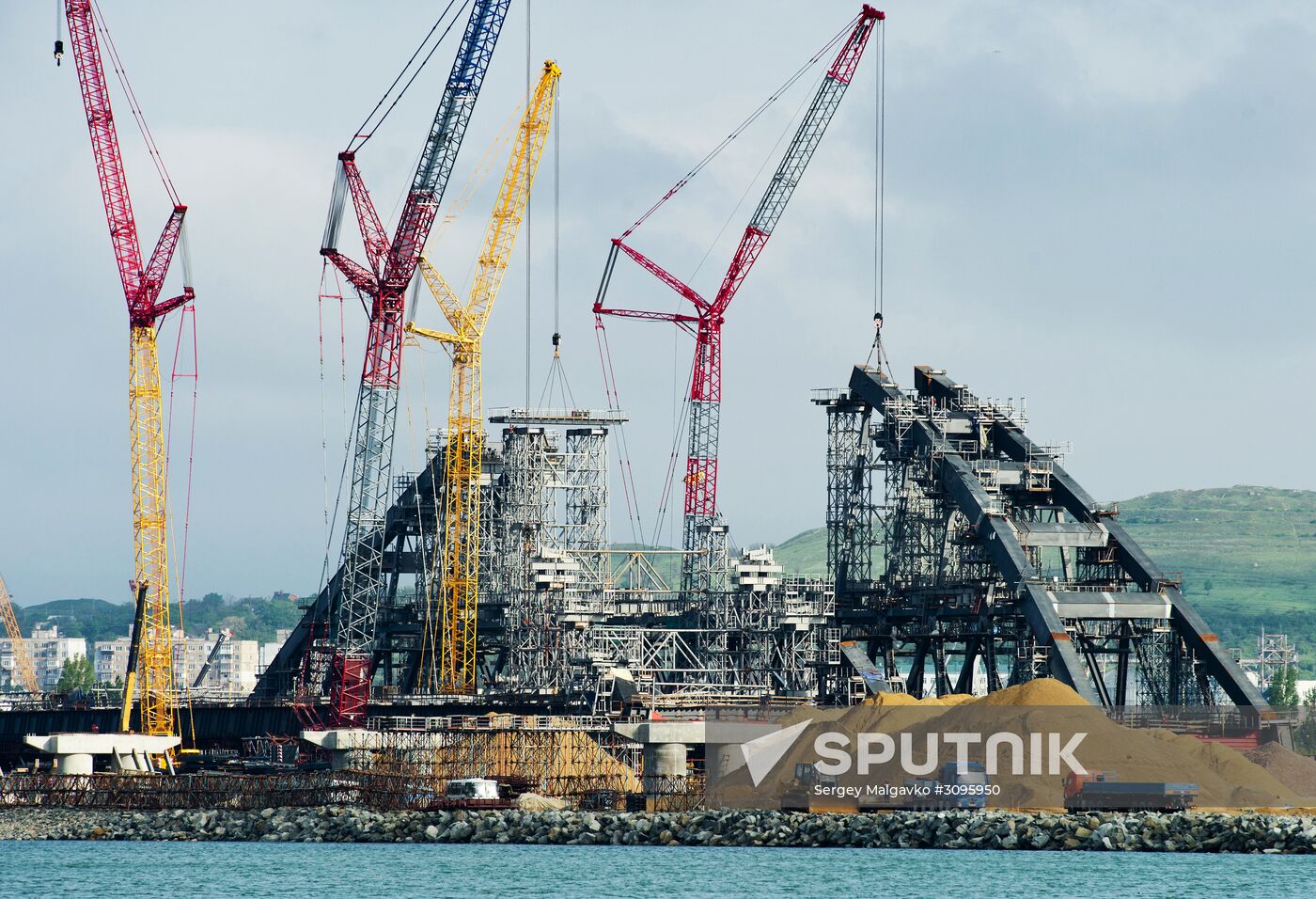Bridge over Kerch Strait under construction in Crimea