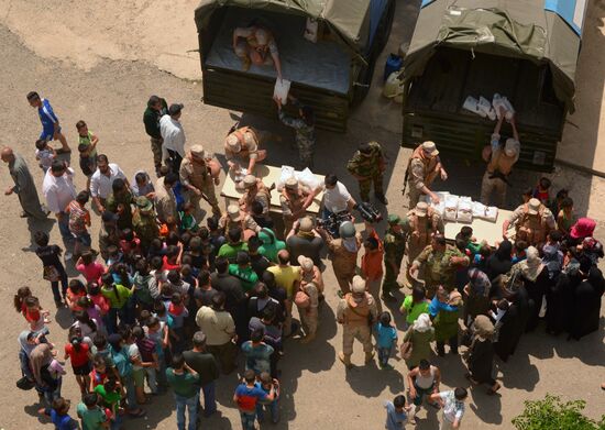 Russian humanitarian aid is distributed at Ras al-Bassit refugee camp