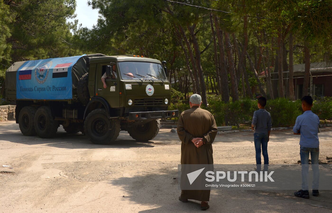 Russian humanitarian aid is distributed at Ras al-Bassit refugee camp