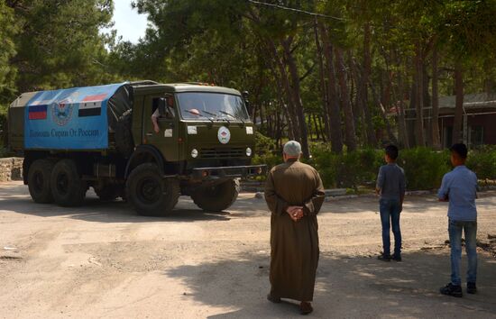Russian humanitarian aid is distributed at Ras al-Bassit refugee camp