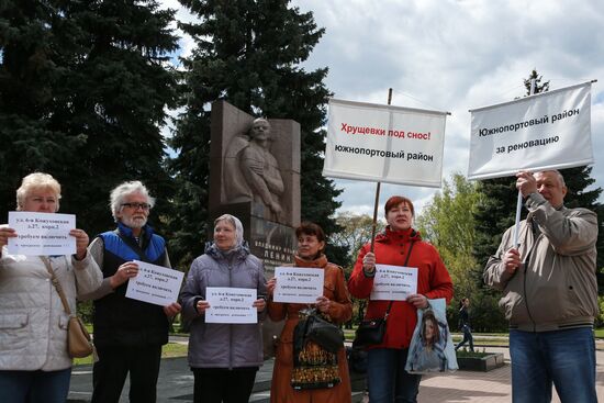 Rally to support program to renovate five-story buildings