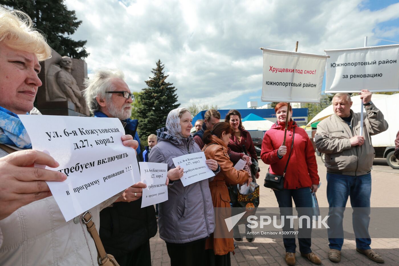 Rally to support program to renovate five-story buildings